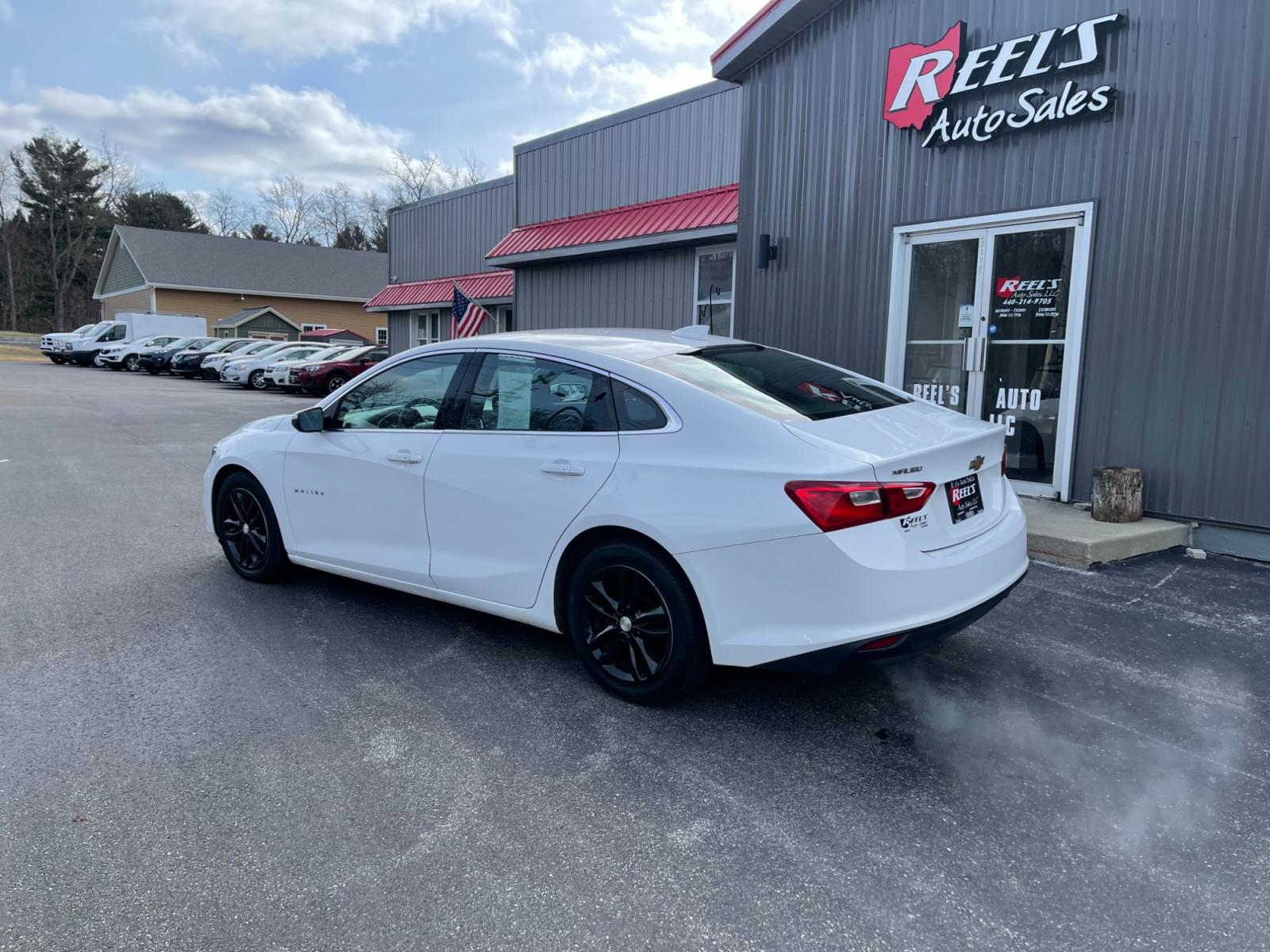 2016 White /Black Chevrolet Malibu 1LT (1G1ZE5ST7GF) with an 1.5L I4 DOHC 16V TURBO engine, 6A transmission, located at 11115 Chardon Rd. , Chardon, OH, 44024, (440) 214-9705, 41.580246, -81.241943 - This 2016 Chevrolet Malibu 1LT, is equipped with a 1.5L EcoTec engine and a 6-speed automatic transmission, offers a blend of efficiency and performance. It boasts modern amenities including a backup camera for enhanced safety during reversing, push-button start for convenience, and integrated Apple - Photo #11